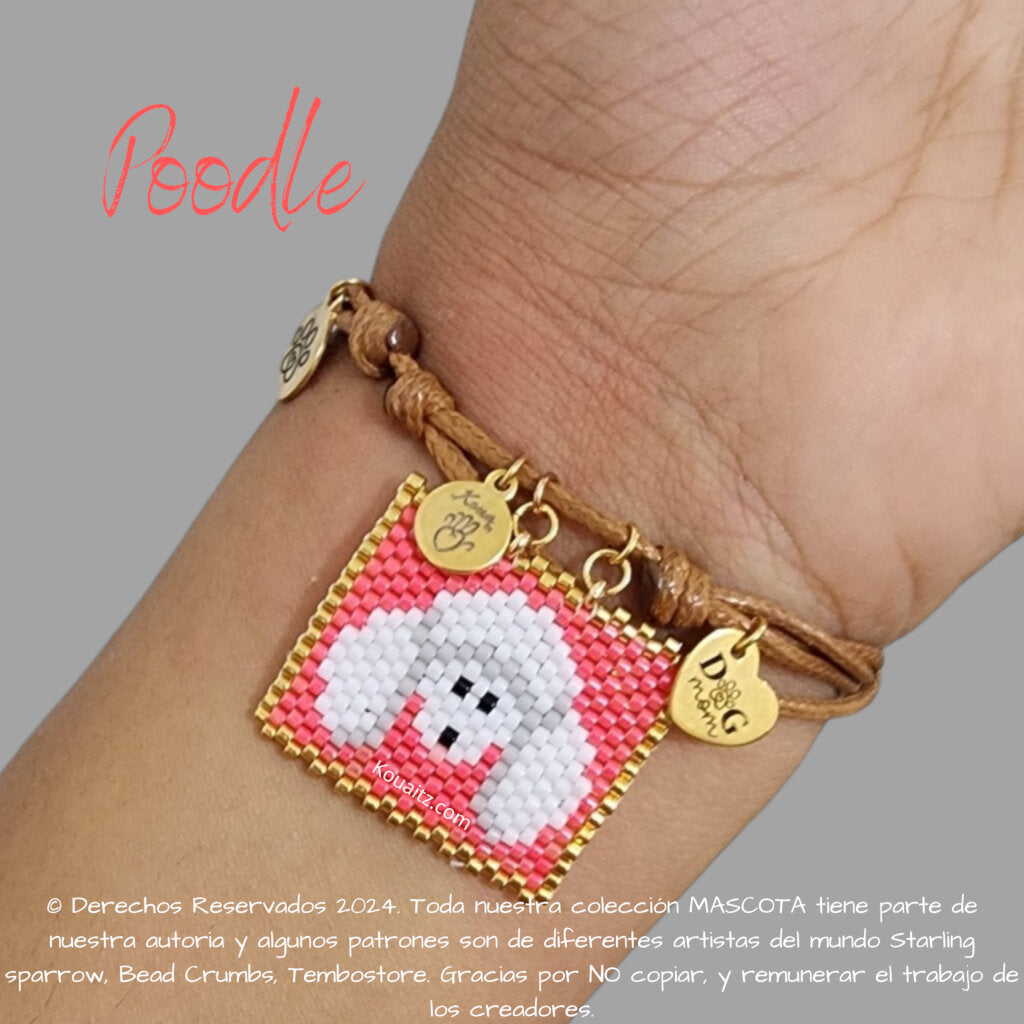 Pulsera artesanal de miyuki hecha en México con imagen de perro poodle