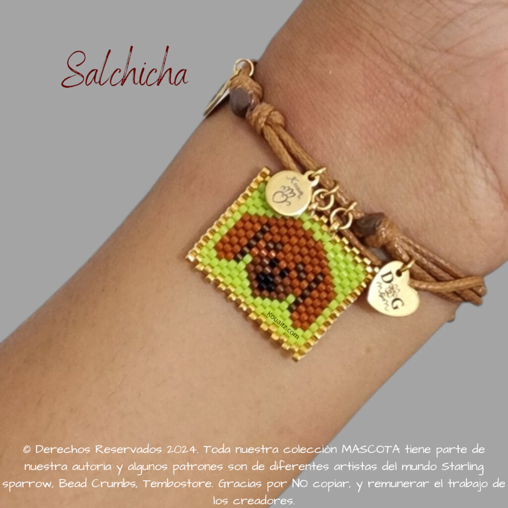 Pulsera artesanal de miyuki hecha en México con imagen de perro salchicha