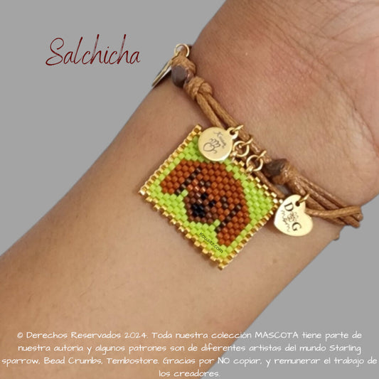 Pulsera artesanal de miyuki hecha en México con imagen de perro salchicha 