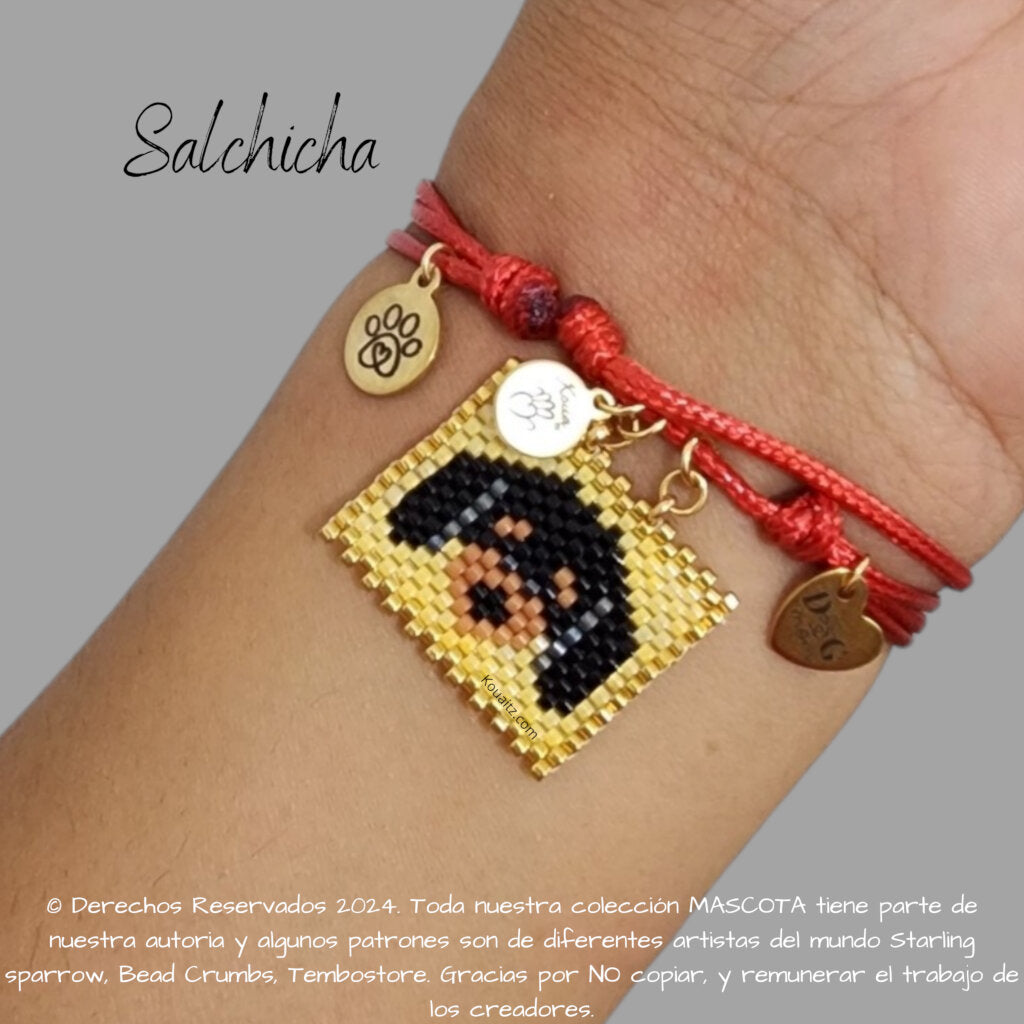 Pulsera artesanal de miyuki hecha en México con imagen de perro salchicha